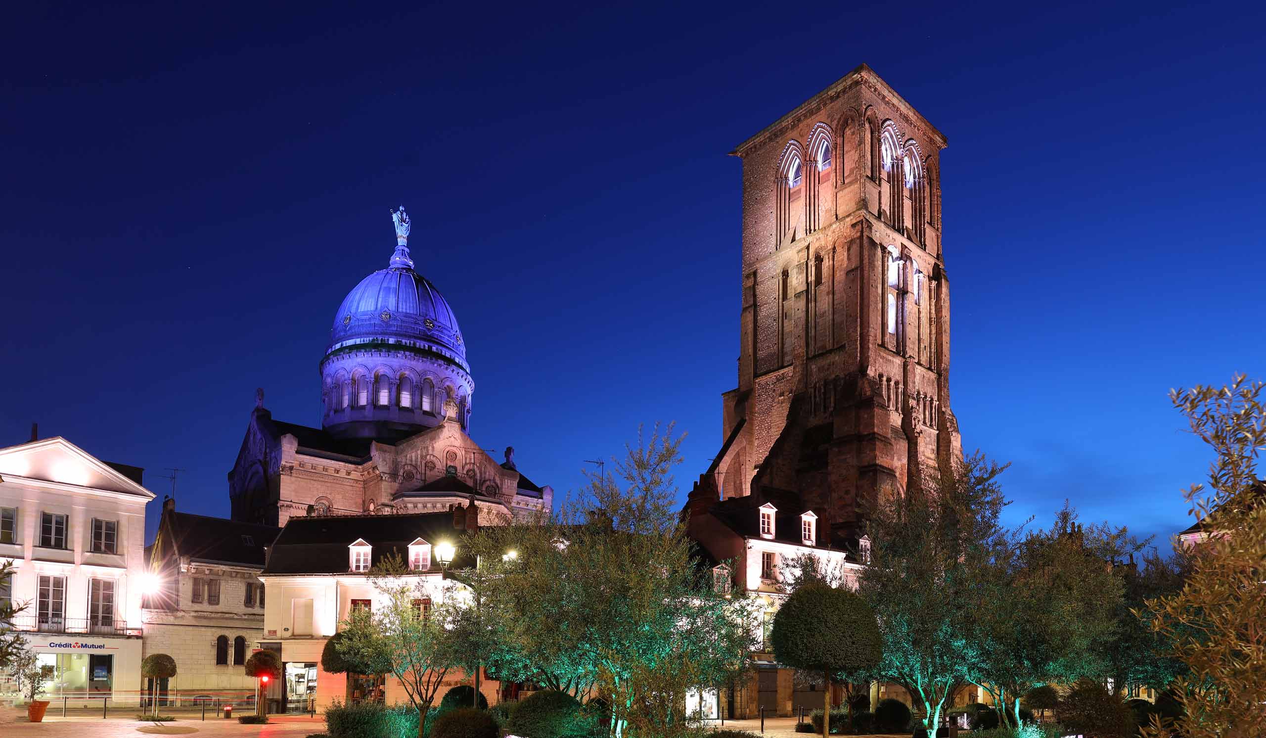 Place Châteauneuf à Tours, illuminée de nuit